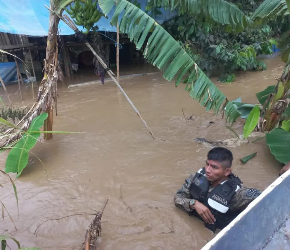 Un miembro de las Fuerzas Armadas en una inundación. FOTO: ABI