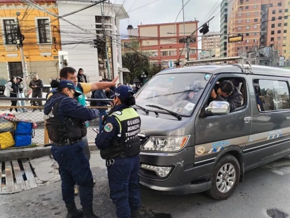 Un operativo anterior de los guardias municipales que realizan el control del transporte público en la ciudad de La Paz.  Foto: Archivo