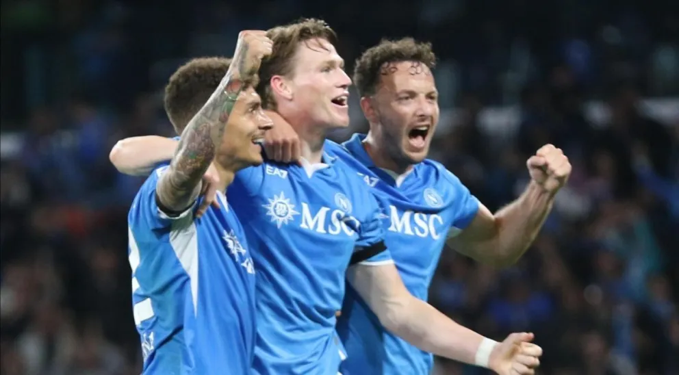 Celebran los jugadores del Nápoles un gol de McTominay (centro). Foto: EFE