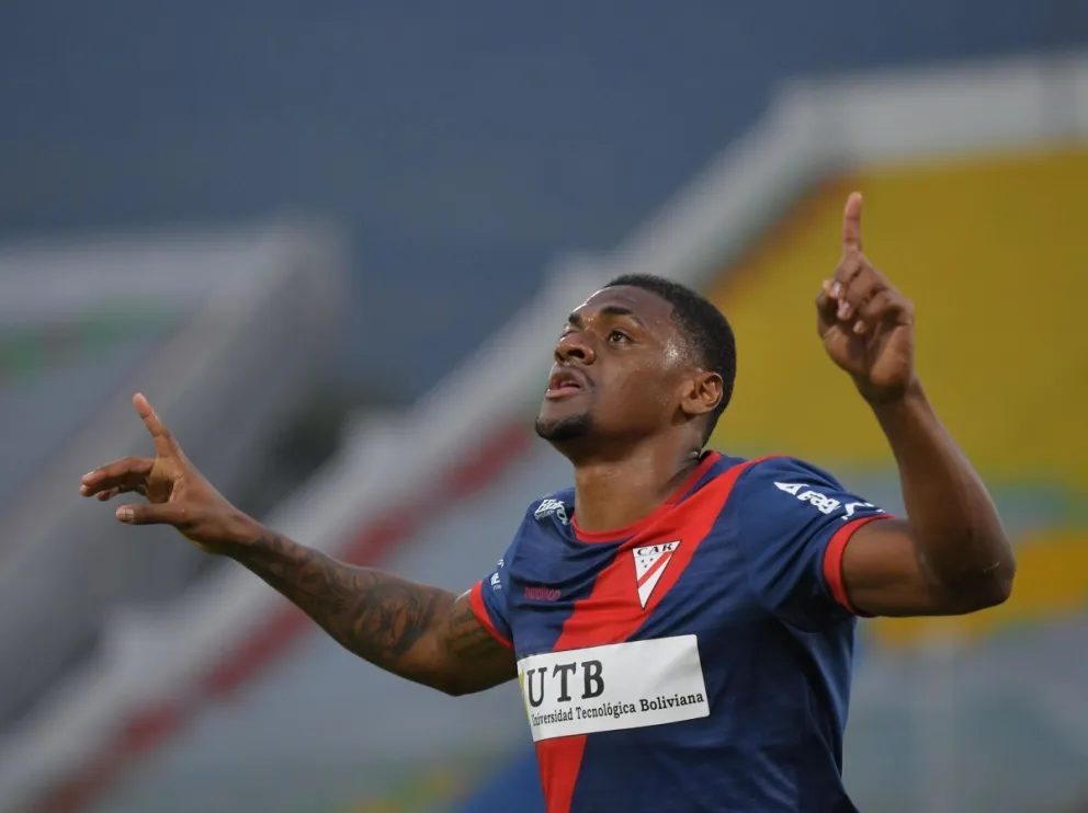 “Almanaque” González celebra uno de sus tres goles en Cochabamba. Foto: APG. 
