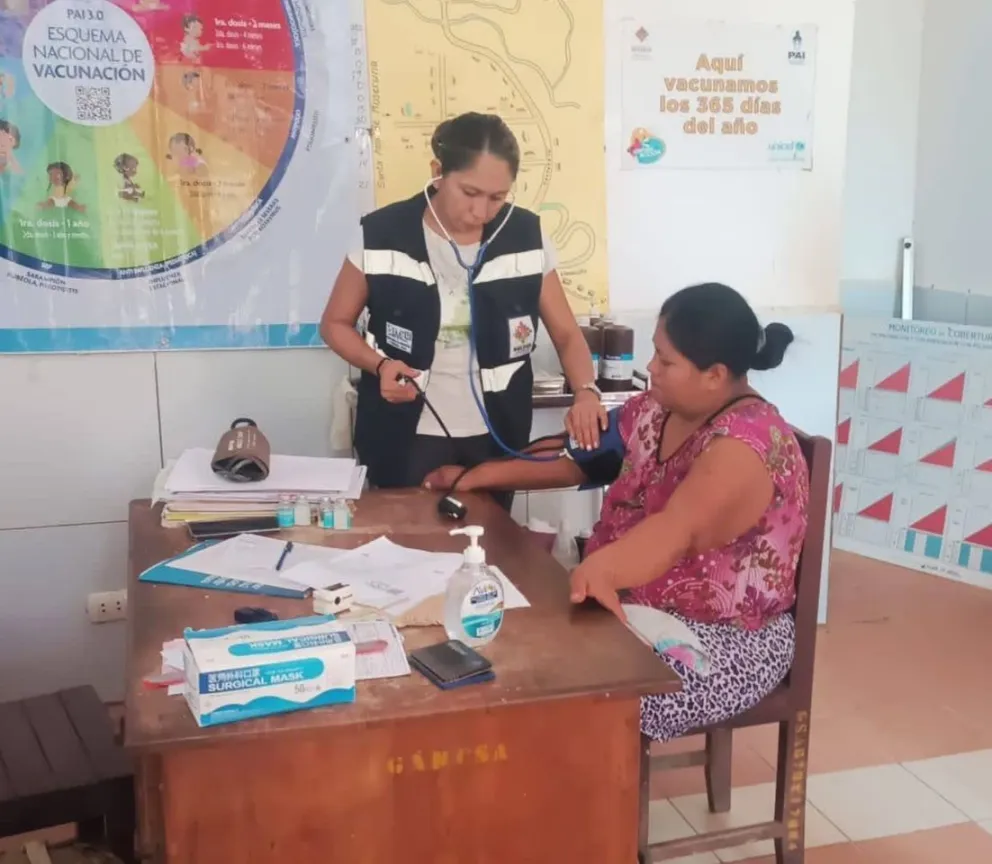 Personal de Salud toma el pulso a una persona damnificada en el oriente. Foto: Min Salud.