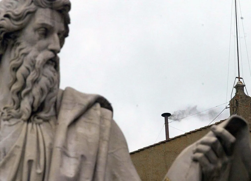 Humo negro en la chimenea del tejado de la Capilla Sixtina en una imagen de archivo. Foto: EFE