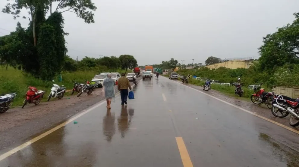 El bloqueo en la carretera, este lunes por la mañana. Foto: Radio Chiquitania