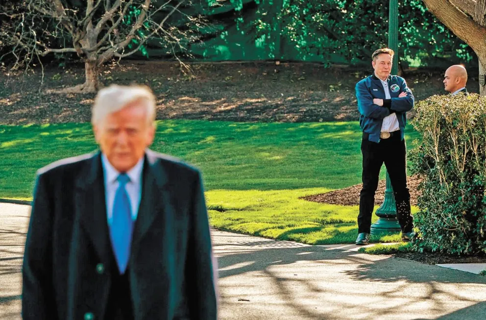 El presidente de EEUU, Donald Trump, y atrás, el magnate Elon Musk; los socios en el Gobierno ahora están alejados. Foto: The New York Times