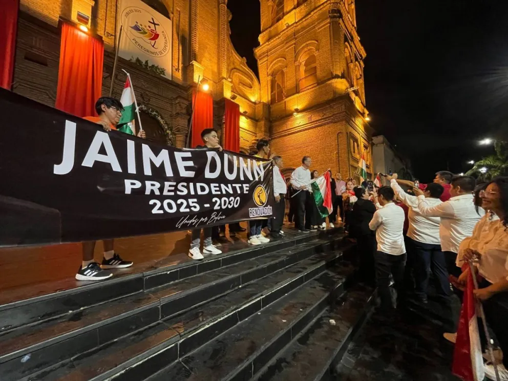 Jaime Dunn en la proclamación del día sábado en Santa Cruz, con una bandera del PDC. Foto: Jaime Dunn