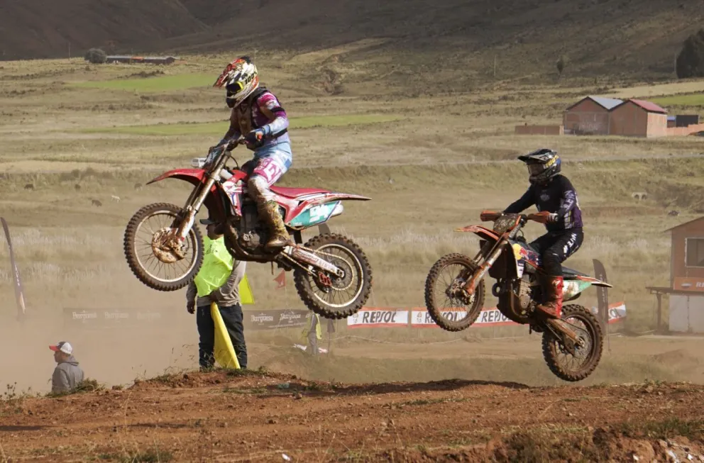 Dos pilotos en plena carrera en Tambillo. Foto: APG.