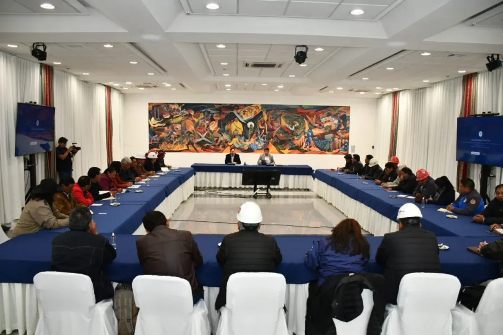 Arce analiza el incremento salaria con representantes de la COB este lunes. Foto: APG