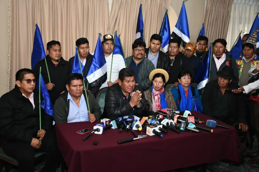 Fidel Surco y otros dirigentes "arcistas", este lunes. Foto: APG