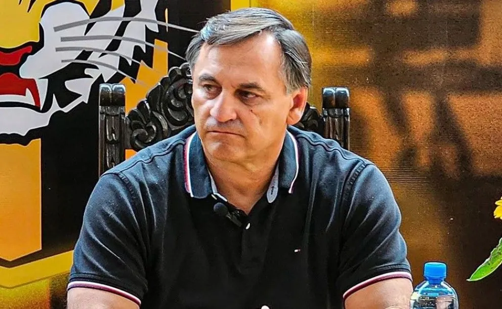 Carlos Bustos, director técnico atigrado, cumple una semana de trabajo con el plantel. Foto: The Strongest. 