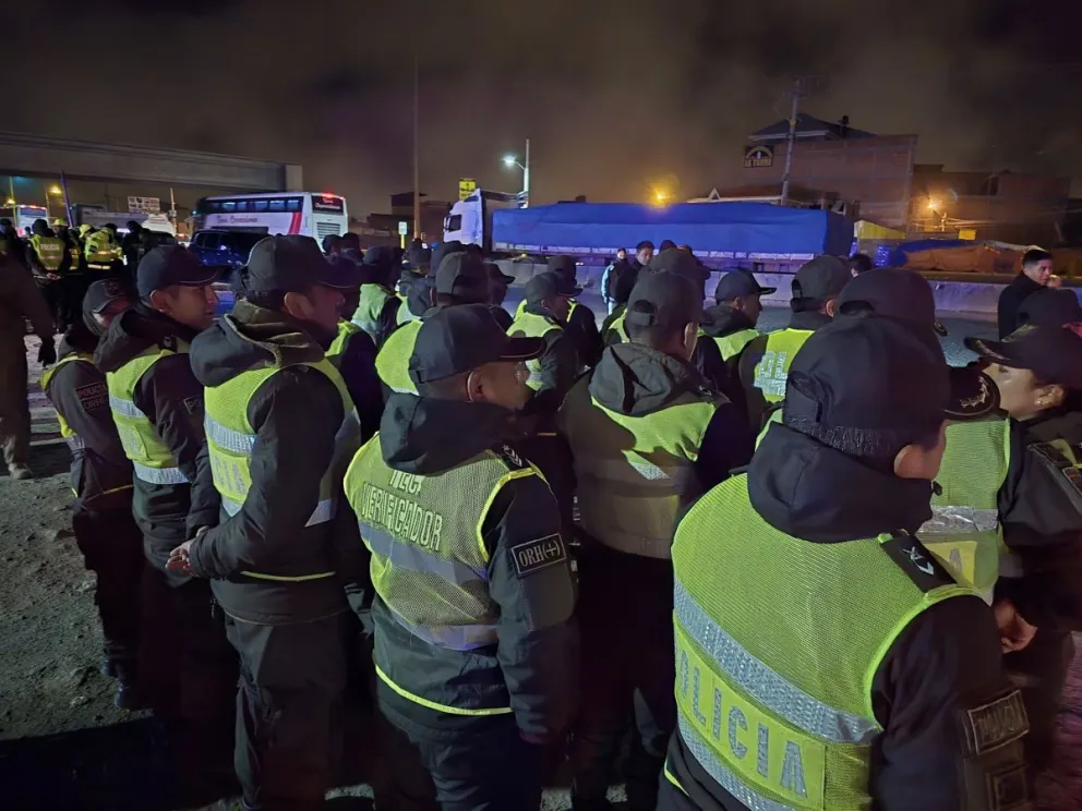 Efectivos policiales movilizados en el Puente Vela, en El Alto. Foto: Eduardo Del Castillo, ministro de Gobierno.
