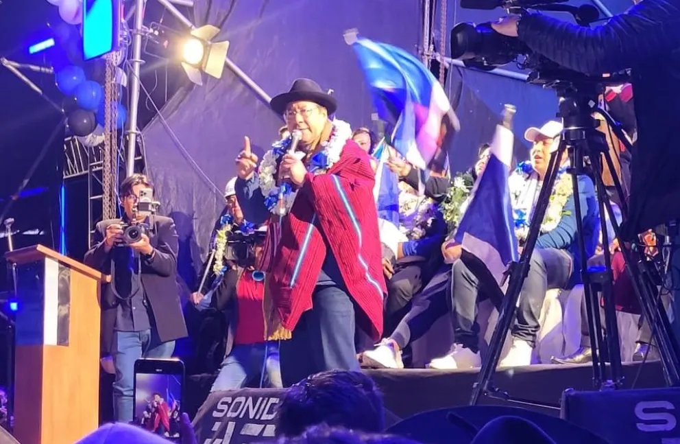 El presidente Arce, durante el acto de proclamación en la plaza Villarroel, la noche de este lunes. Foto: Gentileza