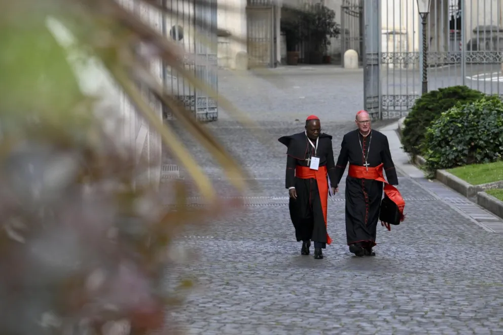 Dos Cardenales asisten la quinta congregación general, antes del cónclave. Foto: EFE