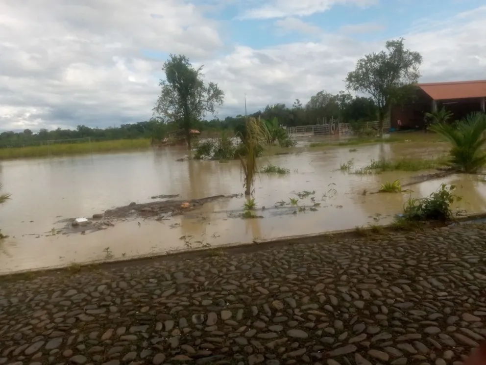 El desborde de un río en Cochabamba. Foto: Viceministerio de Defensa Civil