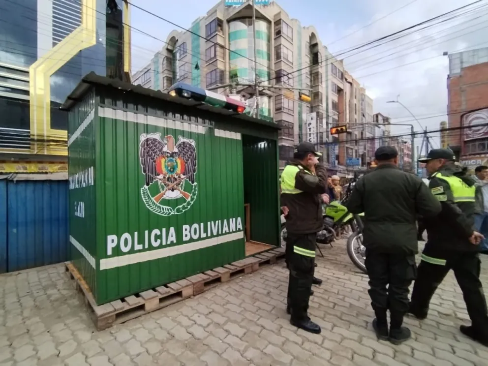 Policías en la caseta que generó cientos de reacciones negativas en El Alto: Foto: GMEA