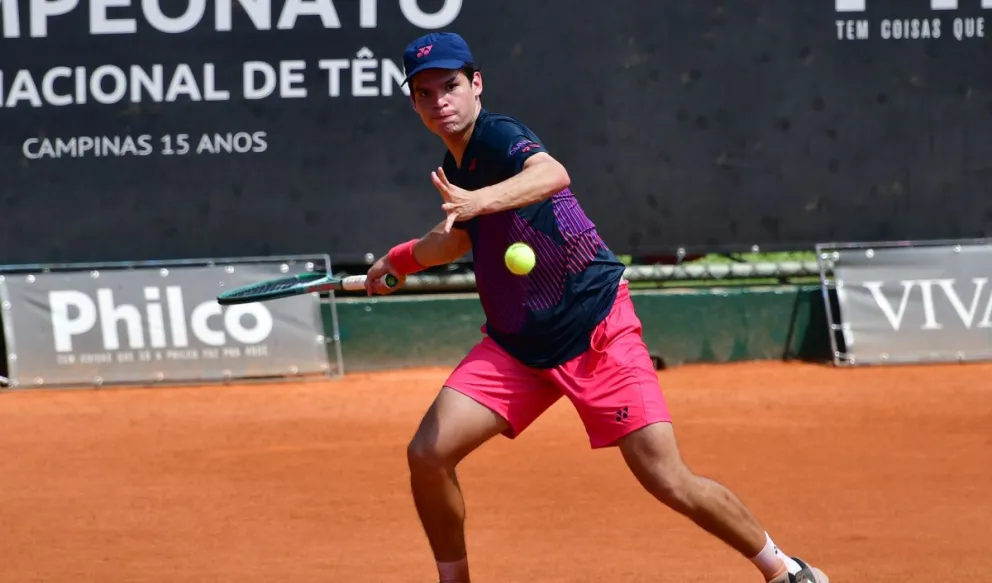 Prado a punto de golpear la pelota en un partido. Foto: Instituto Sports.