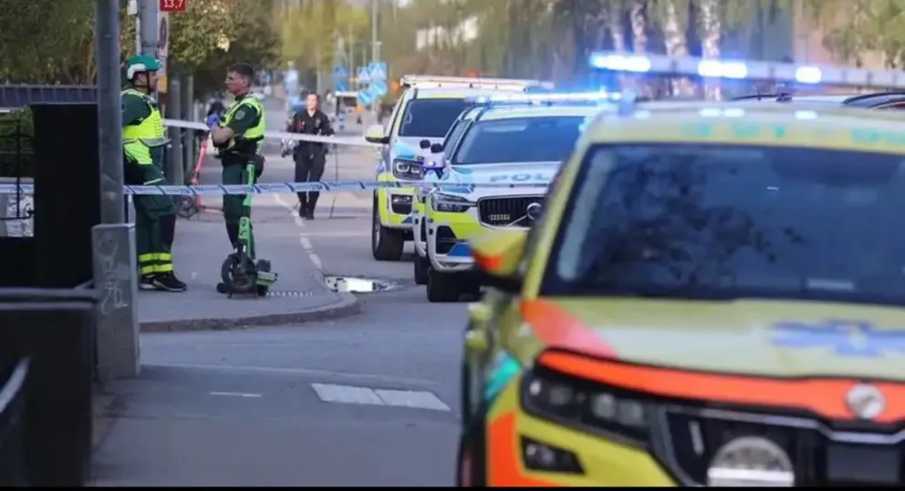 Policías suecos acordonaron el lugar del tiroteo. Foto: @Mario_Moray