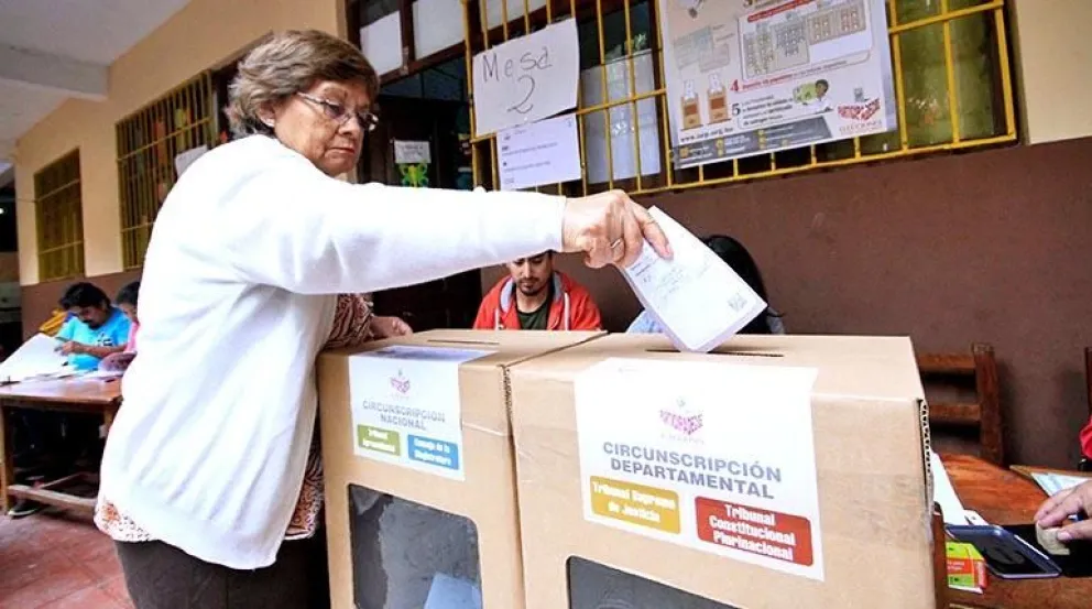 Una ciudadana emite su voto. Foto: APG