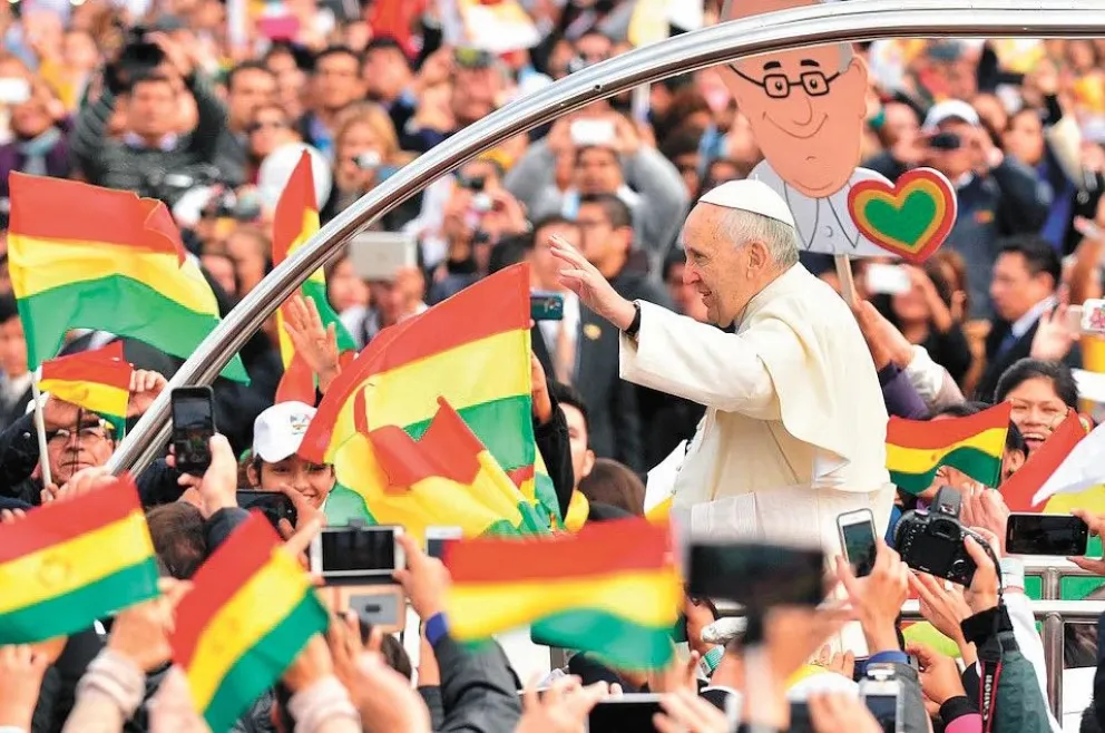 Miles de feligreses presenciaron la llegada del máximo exponente de la Iglesia Católica, entre el 8 y el 10 de julio del 2015. Foto:EFE