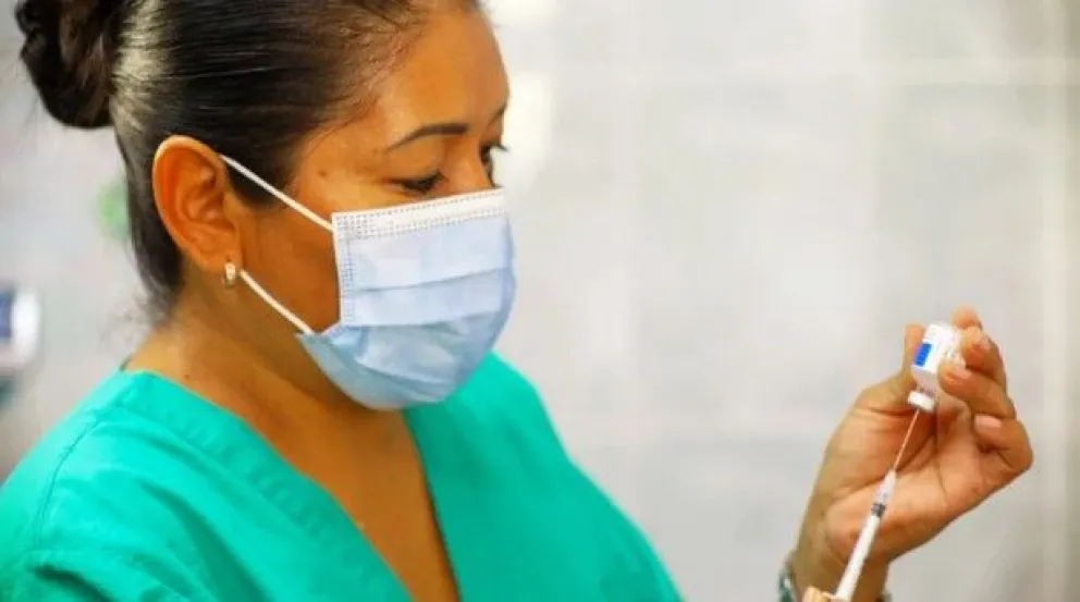 Una enfermera prepara la dosis contra la influenza. Foto: GAMSC