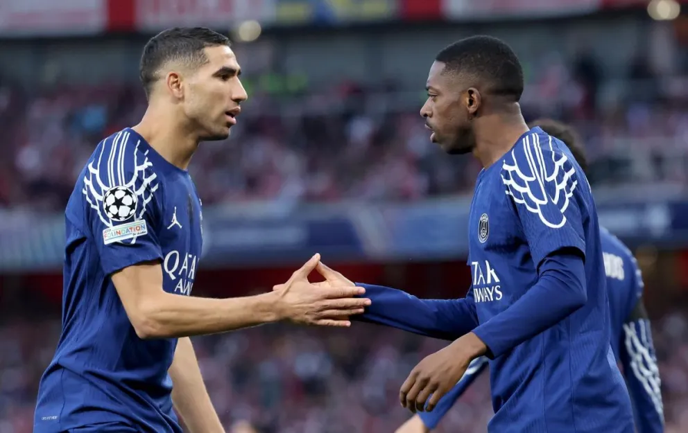 Dembelé (der.) festeja su gol junto a Hakimi. Foto: EFE.