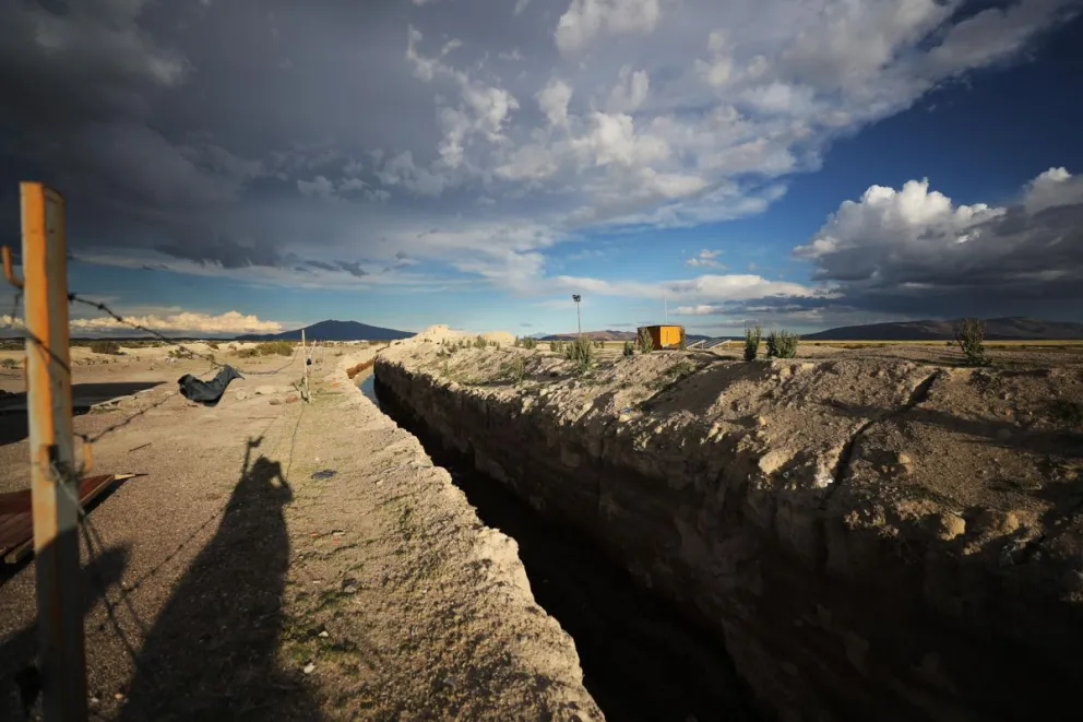 Fotografía del 19 de marzo de 2025 de integrantes del Ejército de Chile custodiando el paso fronterizo en la comuna de Colchane, región de Tarapacá (Chile). Foto: EFE