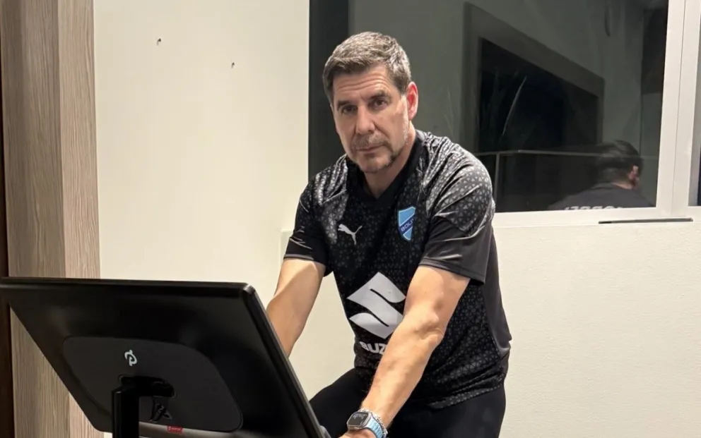 Claure con una casaca de la Academia. Foto: Marcelo Claure.