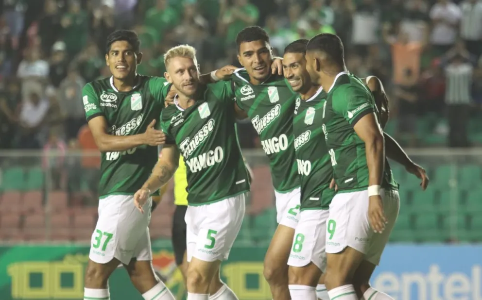 Jugadores de Oriente celebran uno de sus dos goles. Foto: Agencia Marka Registrada.