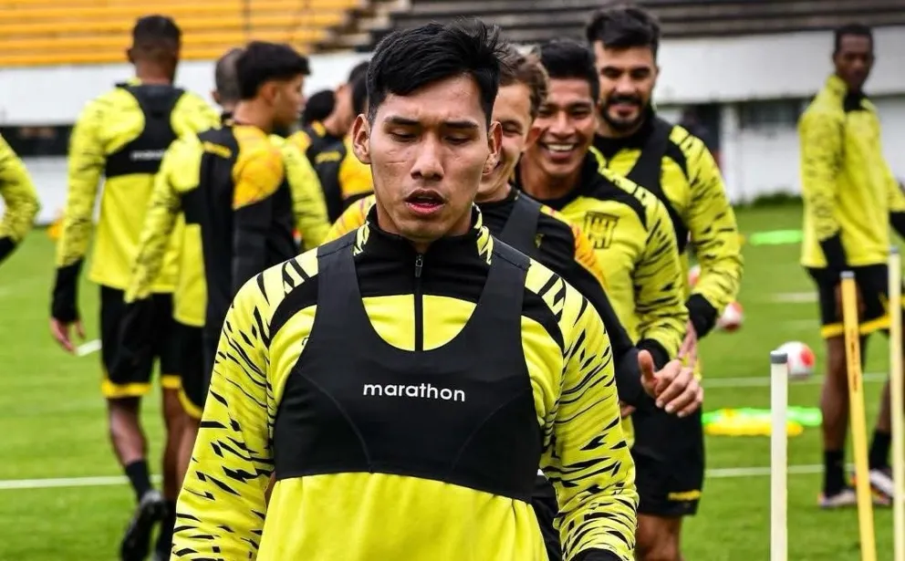 Jeyson Chura encabeza una rutina de trabajo en una práctica atigrada. Foto: The Strongest.