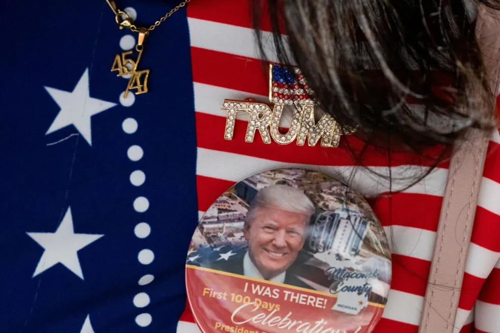 Un pin de un seguidor de Trump durante un evento para celebrar sus primeros 100 días. Foto: EFE