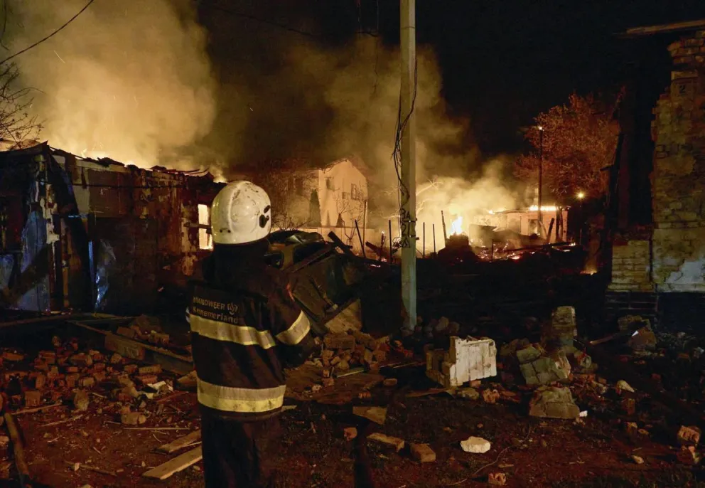 Rescatistas trabajan tras un nuevo ataque nocturno ruso masivo con drones en una zona residencial en Járkov, Ucrania. Foto: EFE
