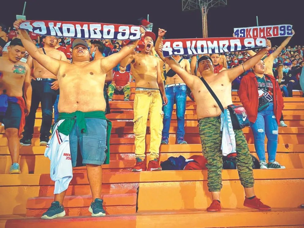 Los Gurkas alientan desde una de las tribunas del estadio Félix Capriles, de Cochabamba. Foto: Gurkas