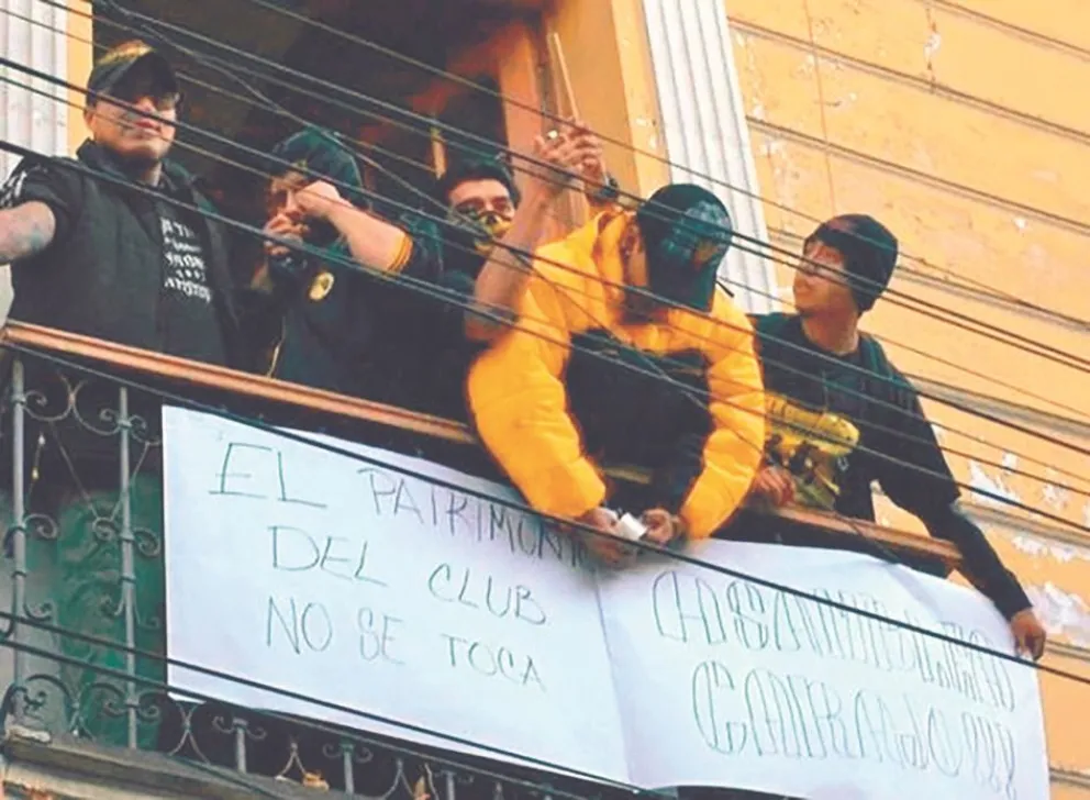 Miembros de la barra brava del Tigre en la toma de la sede en el año 2014. Foto: Redes Sociales.