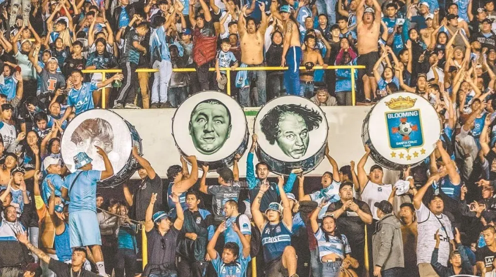 Los Chiflados, así se llama la barra organizada del club Blooming de Santa Cruz. Foto: El Día.