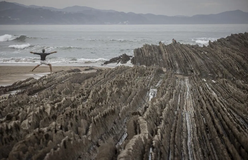 Un hombre hace ejercicio en la playa, en una imagen de archivo. Foto: EFE