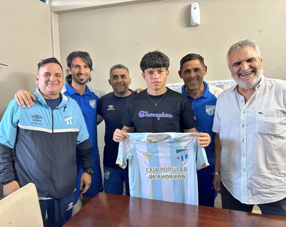 Borda sostiene la camiseta del club argentino tras firmar su contrato. Foto: Atlético Tucumán.