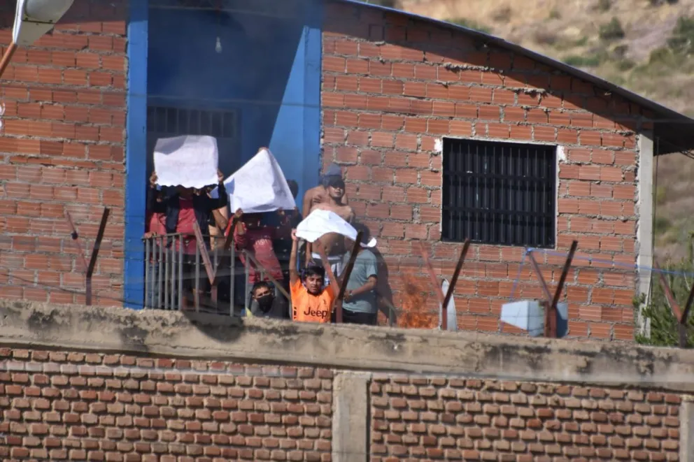 El motín que protagonizan los reos del penal, este miércoles. Foto: APG 
