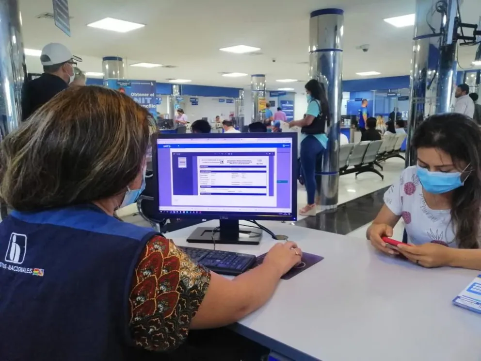 Personal del Servicio de Impuestos Nacionales (SIN) atiende a una contribuyente en una de sus oficinas. Foto: ABI