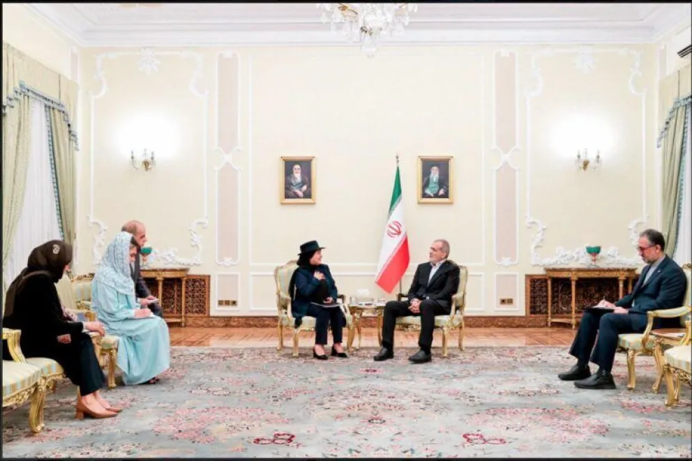 El presidente electo de la República Islámica  de Irán, Masoud Pazeschkian y  la Canciller Celinda Sosa, en una reunión el 1 de agosto de 2024. Foto: Cancillería