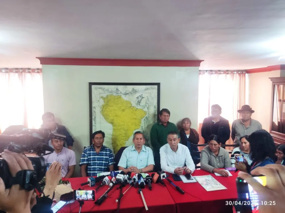 Los representantes tras la reunión. FOTO: ABI