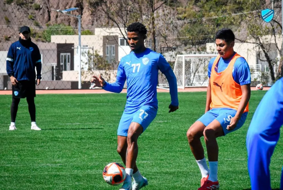Dorny Romero (izq.) domina la pelota en una anterior práctica. Foto: Club Bolívar.