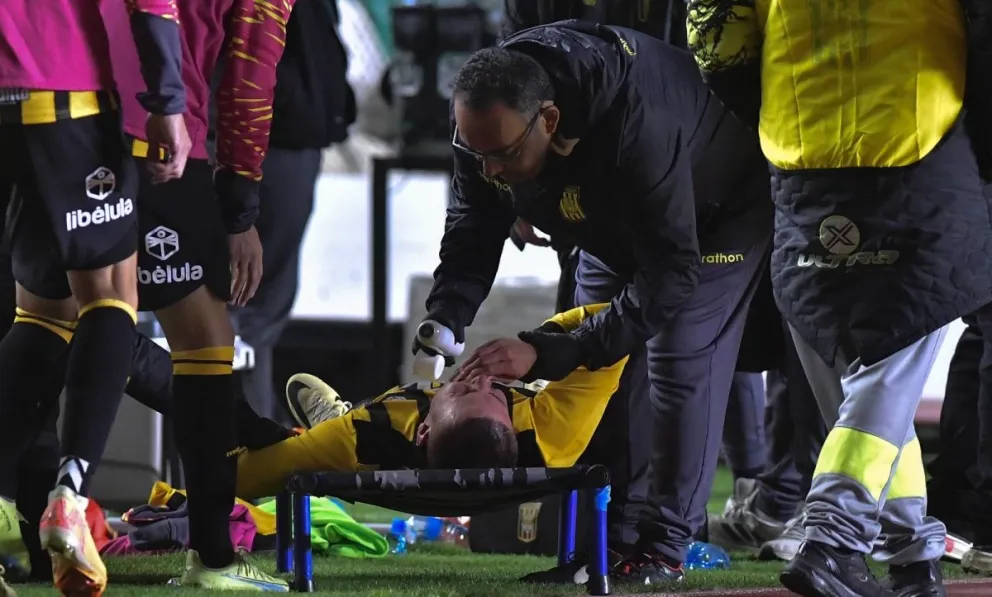 Guerrero es atendido por Jaime Espinoza, médico de The Strongest. Foto: APG.