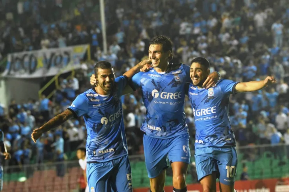 Alaniz, Posse y Vadalá celebran el gol del elenco de Blooming. Foto: APG