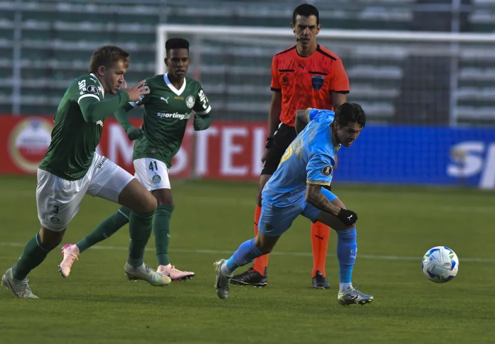 Una incidencia del juego entre Bolívar y Palmeiras que abrió dos expedientes en contra de los celestes. Foto: APG