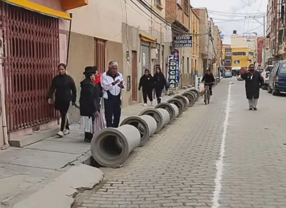 Las tuberías que debieron instalarse en la calle Lanza de Viacha. Foto: Vicha Canal 38 HD