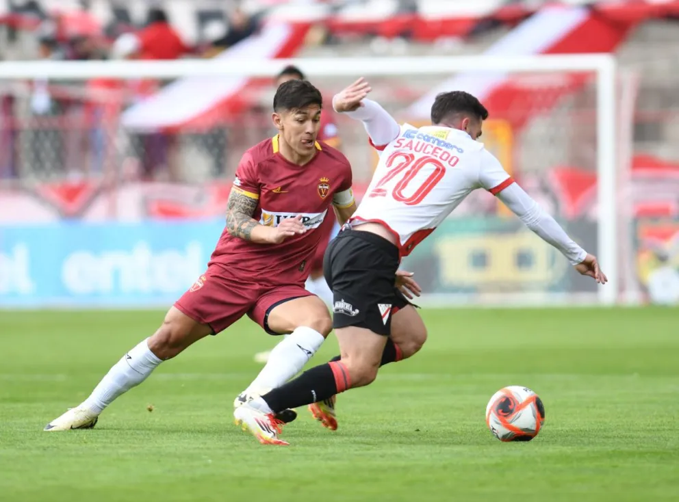 Saucedo elimina a un jugador de Real Oruro en el partido que se jugó en Villa Ingenio. Foto: Agencia Marka Registrada