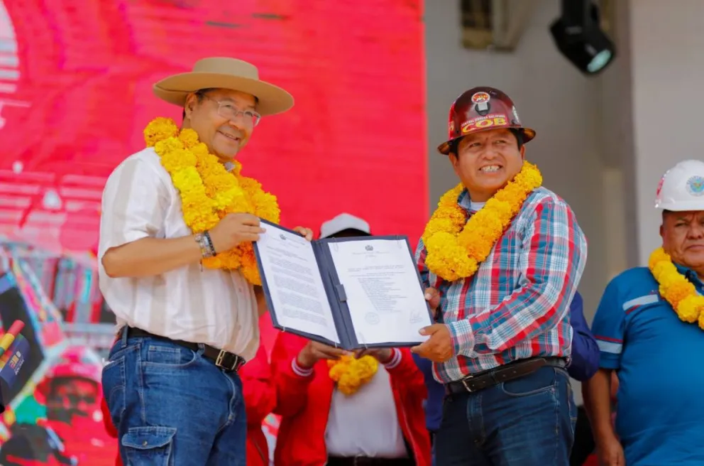 El presidente, Luis Arce, junto al dirigente de la COB Juan Carlos Huarachi. / Foto: Telegram de Luis Arce.