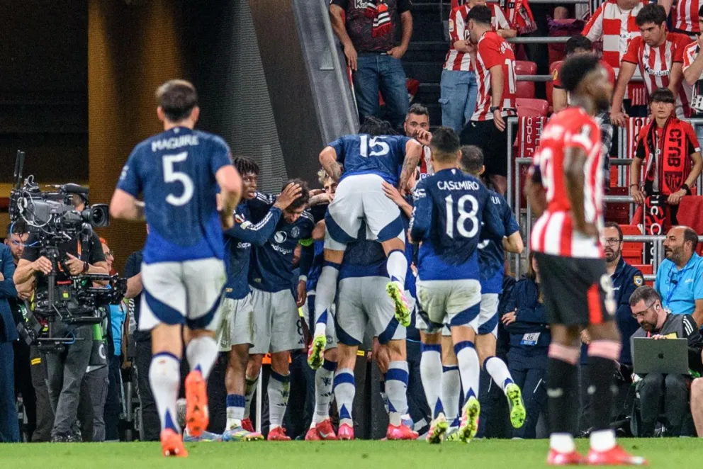 Jugadores del United celebran uno de sus tres goles en España. Foto: EFE.