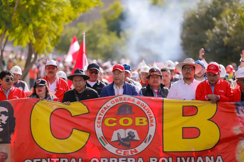 El presidente del Estado, Luis Arce, junto a autoridades y trabajadores marchan por el 1 de mayo. Foto: ABI