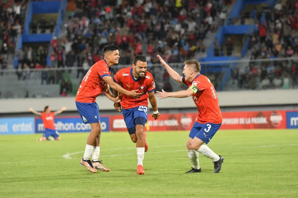 Dos Santos (centro) festeja el gol del triunfo para Wilstermann. Foto: APG.