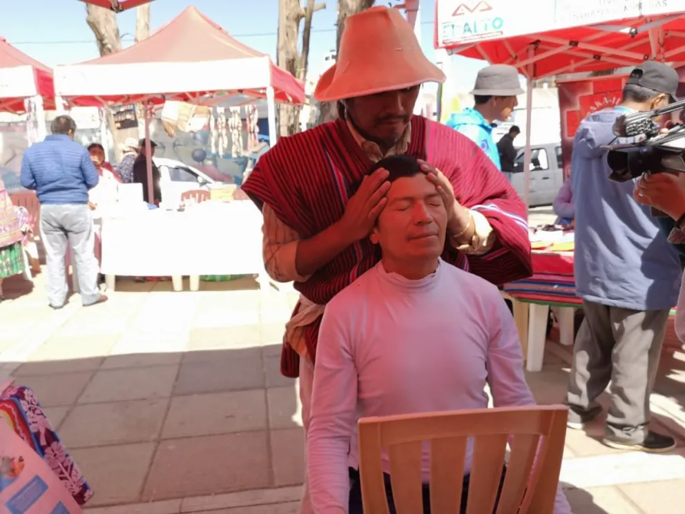Una persona es atendida en la feria de medicina tradicional. Foto: GAMEA.